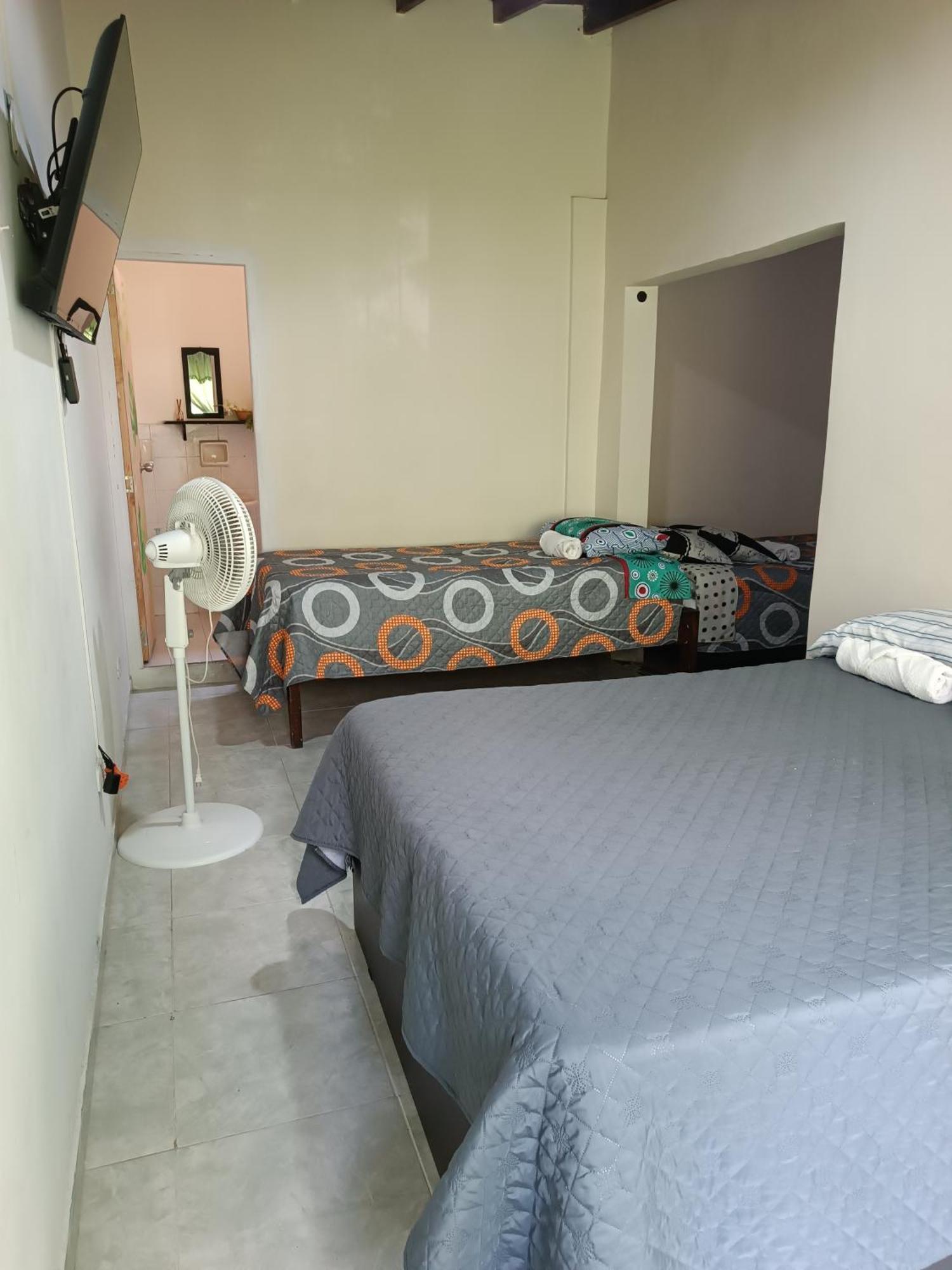 Pa Pasiar Hostal Medellín Zimmer foto